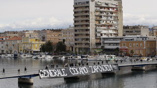 Zadar, 150411.
Uoci presude generalu Anti Gotovini na mostu u Zadru izvjesen je transparent s porukom – Generale cekamo zapovjed! Transparent je potpisan imenom navijecke skupine Tornado iz Zadra.
Foto: Jure Miskovic / CROPIX