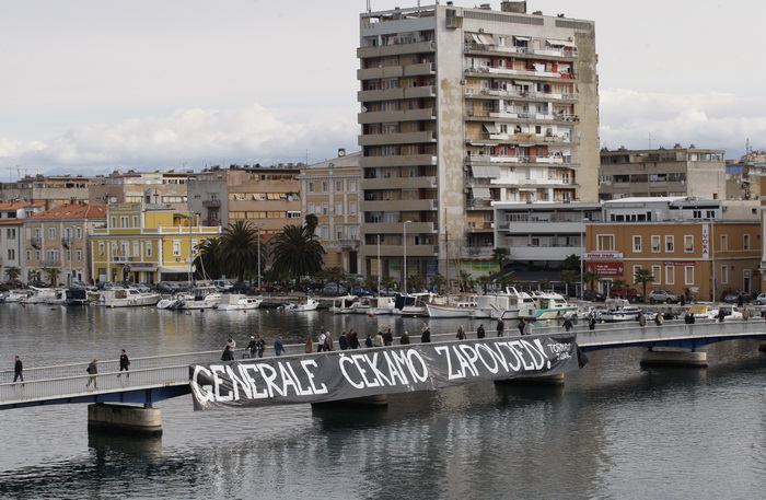 Zadar, 150411.
Uoci presude generalu Anti Gotovini na mostu u Zadru izvjesen je transparent s porukom – Generale cekamo zapovjed! Transparent je potpisan imenom navijecke skupine Tornado iz Zadra.
Foto: Jure Miskovic / CROPIX