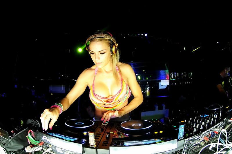 Zrće: Nicci Belucci u Aquariusu by G. Telak