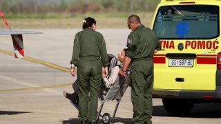 Dan poslije nesrece ceskih turista, Ozlijedjeni Cesi dovezeni su kombijma hitne pomoci iz gospicke bolnice te su ukrcani u avion. Foto: Jure Miskovic / CROPIX Dan poslije nesrece ceskih turista, Ozlijedjeni Cesi dovezeni su kombijma hitne pomoci iz gospicke bolnice te su ukrcani u avion. Foto: Jure Miskovic / CROPIX