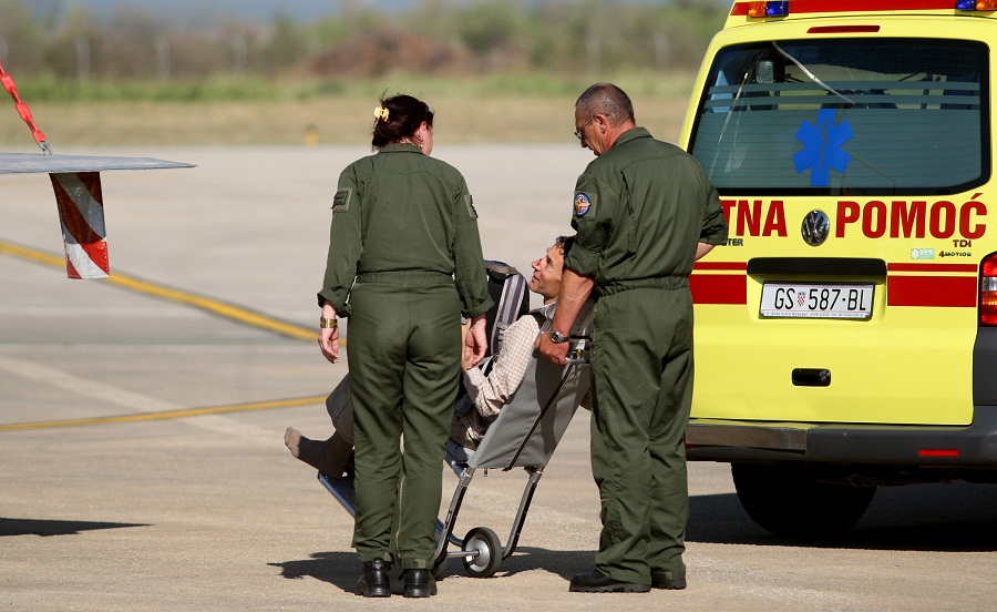 Dan poslije nesrece ceskih turista, Ozlijedjeni Cesi dovezeni su kombijma hitne pomoci iz gospicke bolnice te su ukrcani u avion. Foto: Jure Miskovic / CROPIX Dan poslije nesrece ceskih turista, Ozlijedjeni Cesi dovezeni su kombijma hitne pomoci iz gospicke bolnice te su ukrcani u avion. Foto: Jure Miskovic / CROPIX