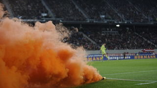Klagenfurt, 190510.
Prijateljska nogometna utakmica na stadionu Hypo Group Arena izmedju reprezentacija Austrije i Hrvatske.
Na slici: dimna zavjesa na terenu.
Foto: Drago Sopta / CROPIX