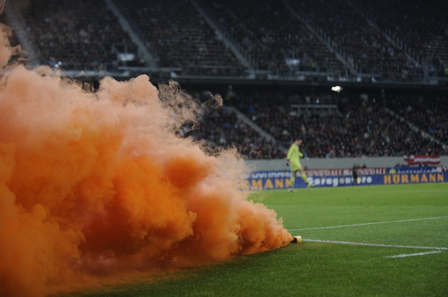 Klagenfurt, 190510.
Prijateljska nogometna utakmica na stadionu Hypo Group Arena izmedju reprezentacija Austrije i Hrvatske.
Na slici: dimna zavjesa na terenu.
Foto: Drago Sopta / CROPIX