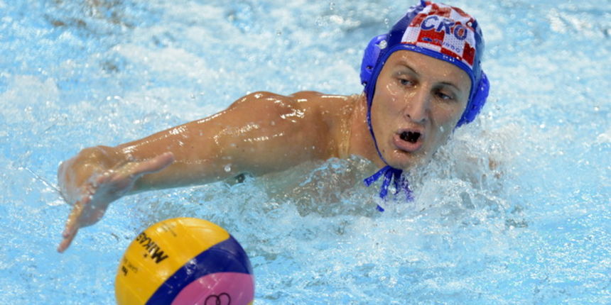 London, Velika Britanija, 290712.Vaterpolo Arena.Hrvatska muska vaterpolo reprezentacija igra utakmicu 1. kola u skupini A protiv Grcke tijekom Olimpijskih igara u Londonu.Na fotografiji: Sandro Sukno sa loptom.Foto: Drago Sopta / CROPIX