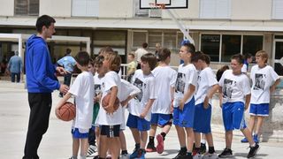 Povodom 20. godisnjice smrti kosarkaskog velikana Krese Cosica, uz humanitarnu prodaju proizvoda po simbolicnima cijenama na Forumu je organizirana izlozba njegovih fotografija, a najmladji su sudjelovali u kosarkaskom turniru. Ljerka Cosic s obitelji. Ph Povodom 20. godisnjice smrti kosarkaskog velikana Krese Cosica, uz humanitarnu prodaju proizvoda po simbolicnima cijenama na Forumu je organizirana izlozba njegovih fotografija, a najmladji su sudjelovali u kosarkaskom turniru. Ljerka Cosic s obitelji. Ph