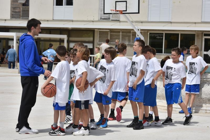 Povodom 20. godisnjice smrti kosarkaskog velikana Krese Cosica, uz humanitarnu prodaju proizvoda po simbolicnima cijenama na Forumu je organizirana izlozba njegovih fotografija, a najmladji su sudjelovali u kosarkaskom turniru. Ljerka Cosic s obitelji. Ph Povodom 20. godisnjice smrti kosarkaskog velikana Krese Cosica, uz humanitarnu prodaju proizvoda po simbolicnima cijenama na Forumu je organizirana izlozba njegovih fotografija, a najmladji su sudjelovali u kosarkaskom turniru. Ljerka Cosic s obitelji. Ph