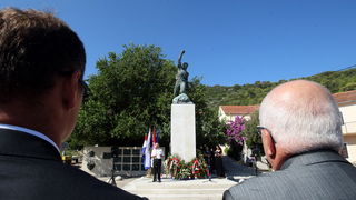 Mali Iz, 260712.
Proslava 70. obljetnice Maloiskog ustanka kojeg zajedno organiziraju Grad Zadar i Udruga antifasistickih boraca pod pokroviteljstvom predsjednika Ive Josipovica. Na spomenik Palima za slobodu i socijalizam u uvali Knez vijence su polozili