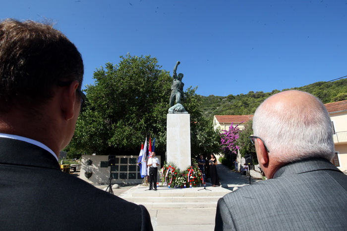 Mali Iz, 260712.
Proslava 70. obljetnice Maloiskog ustanka kojeg zajedno organiziraju Grad Zadar i Udruga antifasistickih boraca pod pokroviteljstvom predsjednika Ive Josipovica. Na spomenik Palima za slobodu i socijalizam u uvali Knez vijence su polozili