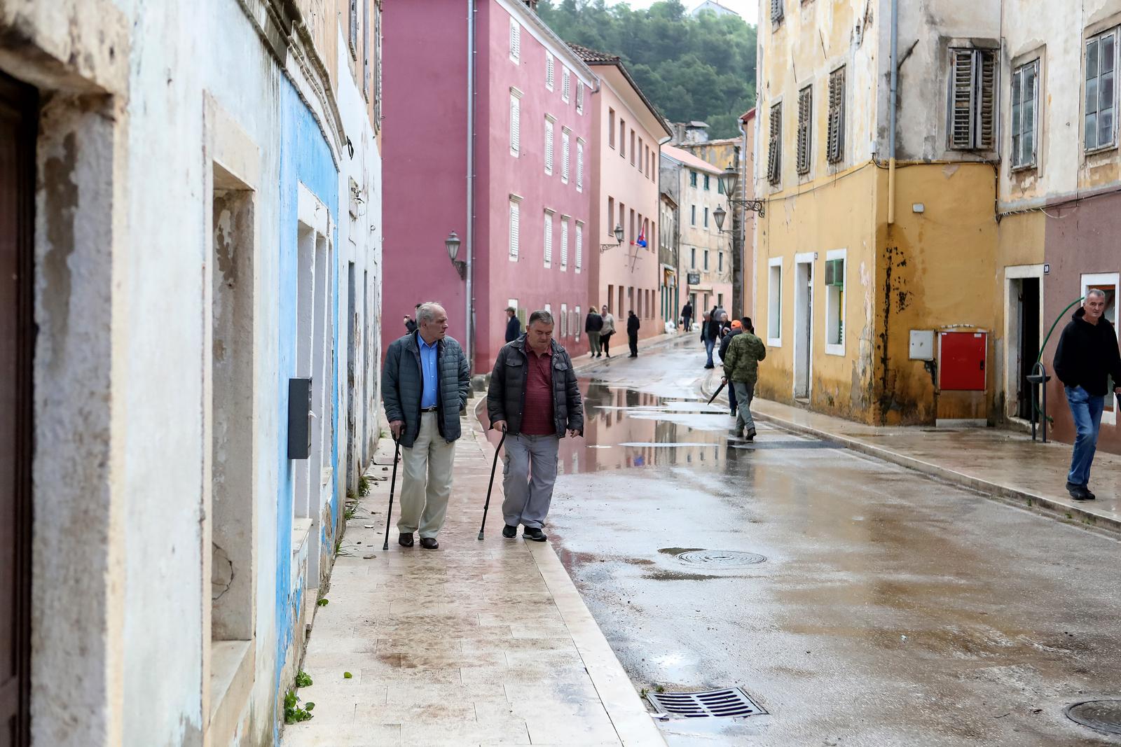 Obrovac: Poplava se polako povlači, stanovnici spašavaju stvari iz domova