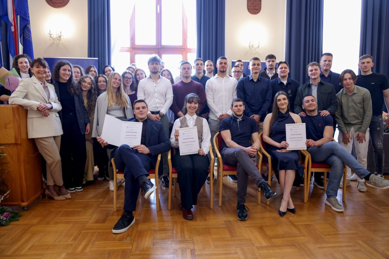 Rektor Sveučilišta u Zadru prof. dr. sc. Josip Faričić dodijelio je nagrade najboljim studentima, sportašima te akademskim i administrativnim djelatnicima. Rektor Sveučilišta u Zadru prof. dr. sc. Josip Faričić dodijelio je nagrade najboljim studentima, sportašima te akademskim i administrativnim djelatnicima.