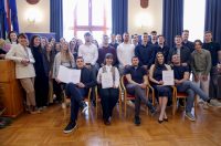 Rektor Sveučilišta u Zadru prof. dr. sc. Josip Faričić dodijelio je nagrade najboljim studentima, sportašima te akademskim i administrativnim djelatnicima. Rektor Sveučilišta u Zadru prof. dr. sc. Josip Faričić dodijelio je nagrade najboljim studentima, sportašima te akademskim i administrativnim djelatnicima.