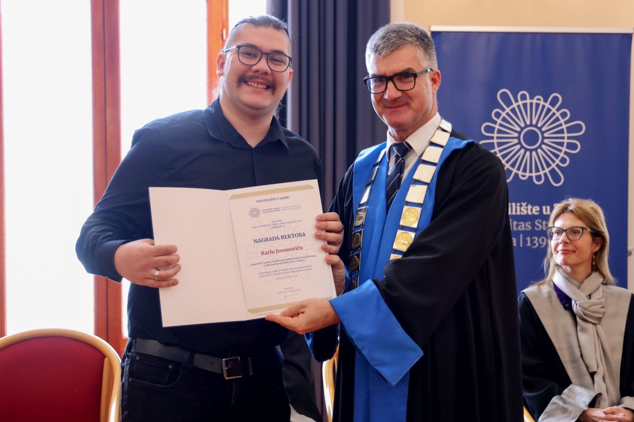 Rektor Sveučilišta u Zadru prof. dr. sc. Josip Faričić dodijelio je nagrade najboljim studentima, sportašima te akademskim i administrativnim djelatnicima. Rektor Sveučilišta u Zadru prof. dr. sc. Josip Faričić dodijelio je nagrade najboljim studentima, sportašima te akademskim i administrativnim djelatnicima.