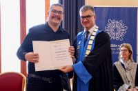 Rektor Sveučilišta u Zadru prof. dr. sc. Josip Faričić dodijelio je nagrade najboljim studentima, sportašima te akademskim i administrativnim djelatnicima. Rektor Sveučilišta u Zadru prof. dr. sc. Josip Faričić dodijelio je nagrade najboljim studentima, sportašima te akademskim i administrativnim djelatnicima.