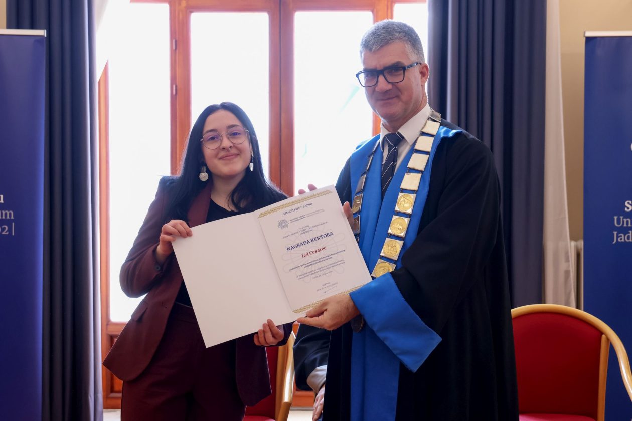 Rektor Sveučilišta u Zadru prof. dr. sc. Josip Faričić dodijelio je nagrade najboljim studentima, sportašima te akademskim i administrativnim djelatnicima. Rektor Sveučilišta u Zadru prof. dr. sc. Josip Faričić dodijelio je nagrade najboljim studentima, sportašima te akademskim i administrativnim djelatnicima.