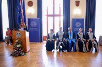 Rektor Sveučilišta u Zadru prof. dr. sc. Josip Faričić dodijelio je nagrade najboljim studentima, sportašima te akademskim i administrativnim djelatnicima. Rektor Sveučilišta u Zadru prof. dr. sc. Josip Faričić dodijelio je nagrade najboljim studentima, sportašima te akademskim i administrativnim djelatnicima.