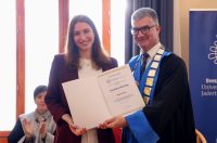 Rektor Sveučilišta u Zadru prof. dr. sc. Josip Faričić dodijelio je nagrade najboljim studentima, sportašima te akademskim i administrativnim djelatnicima. Rektor Sveučilišta u Zadru prof. dr. sc. Josip Faričić dodijelio je nagrade najboljim studentima, sportašima te akademskim i administrativnim djelatnicima.