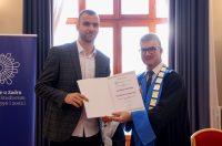 Rektor Sveučilišta u Zadru prof. dr. sc. Josip Faričić dodijelio je nagrade najboljim studentima, sportašima te akademskim i administrativnim djelatnicima. Rektor Sveučilišta u Zadru prof. dr. sc. Josip Faričić dodijelio je nagrade najboljim studentima, sportašima te akademskim i administrativnim djelatnicima.