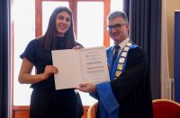 Rektor Sveučilišta u Zadru prof. dr. sc. Josip Faričić dodijelio je nagrade najboljim studentima, sportašima te akademskim i administrativnim djelatnicima. Rektor Sveučilišta u Zadru prof. dr. sc. Josip Faričić dodijelio je nagrade najboljim studentima, sportašima te akademskim i administrativnim djelatnicima.