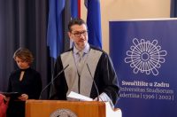 Rektor Sveučilišta u Zadru prof. dr. sc. Josip Faričić dodijelio je nagrade najboljim studentima, sportašima te akademskim i administrativnim djelatnicima. Rektor Sveučilišta u Zadru prof. dr. sc. Josip Faričić dodijelio je nagrade najboljim studentima, sportašima te akademskim i administrativnim djelatnicima.