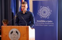 Rektor Sveučilišta u Zadru prof. dr. sc. Josip Faričić dodijelio je nagrade najboljim studentima, sportašima te akademskim i administrativnim djelatnicima. Rektor Sveučilišta u Zadru prof. dr. sc. Josip Faričić dodijelio je nagrade najboljim studentima, sportašima te akademskim i administrativnim djelatnicima.