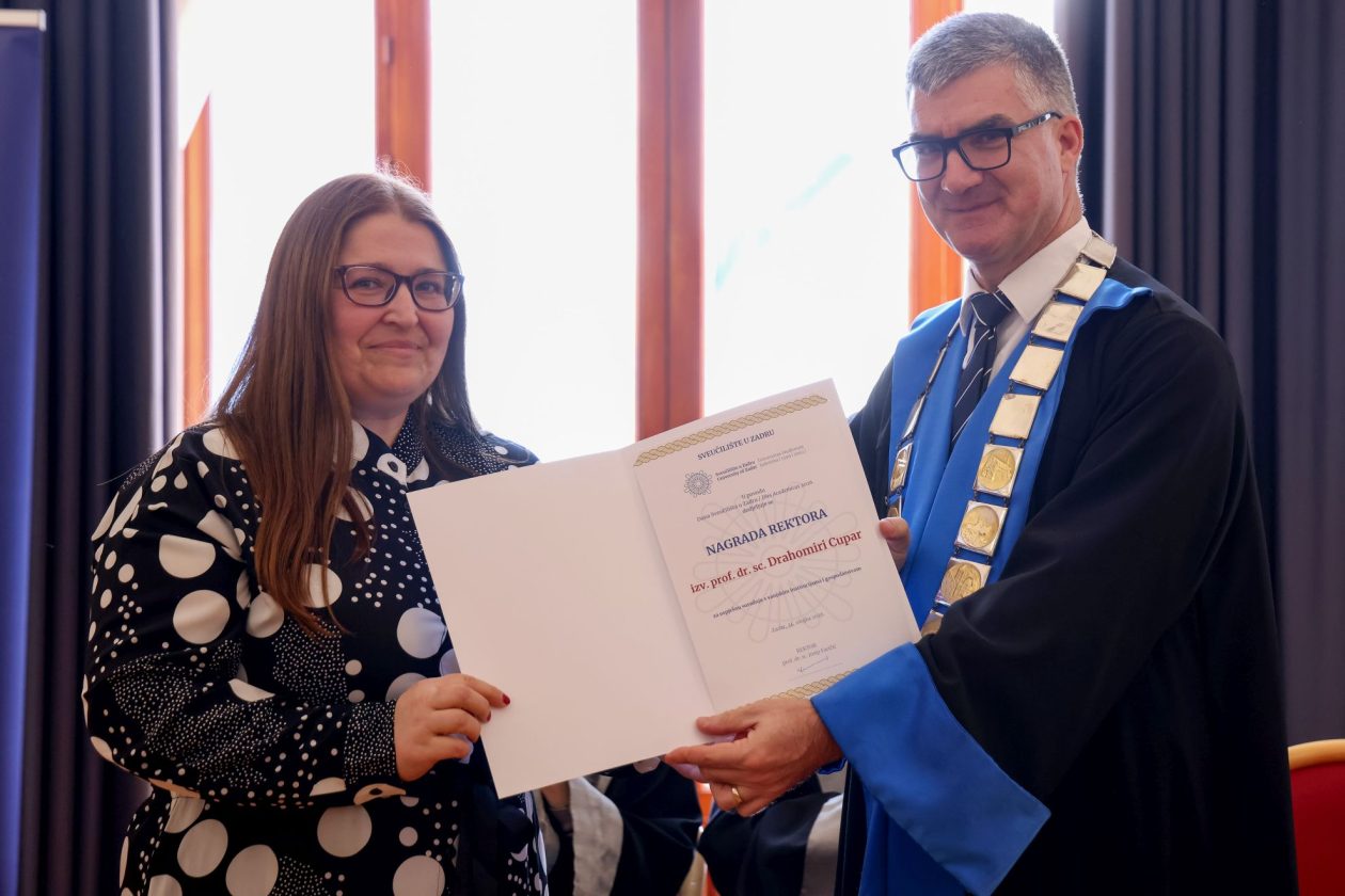 Rektor Sveučilišta u Zadru prof. dr. sc. Josip Faričić dodijelio je nagrade najboljim studentima, sportašima te akademskim i administrativnim djelatnicima. Rektor Sveučilišta u Zadru prof. dr. sc. Josip Faričić dodijelio je nagrade najboljim studentima, sportašima te akademskim i administrativnim djelatnicima.