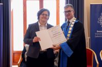 Rektor Sveučilišta u Zadru prof. dr. sc. Josip Faričić dodijelio je nagrade najboljim studentima, sportašima te akademskim i administrativnim djelatnicima. Rektor Sveučilišta u Zadru prof. dr. sc. Josip Faričić dodijelio je nagrade najboljim studentima, sportašima te akademskim i administrativnim djelatnicima.