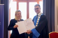 Rektor Sveučilišta u Zadru prof. dr. sc. Josip Faričić dodijelio je nagrade najboljim studentima, sportašima te akademskim i administrativnim djelatnicima. Rektor Sveučilišta u Zadru prof. dr. sc. Josip Faričić dodijelio je nagrade najboljim studentima, sportašima te akademskim i administrativnim djelatnicima.