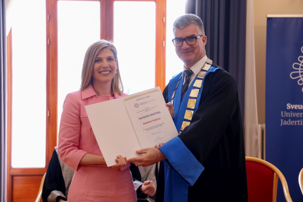 Rektor Sveučilišta u Zadru prof. dr. sc. Josip Faričić dodijelio je nagrade najboljim studentima, sportašima te akademskim i administrativnim djelatnicima. Rektor Sveučilišta u Zadru prof. dr. sc. Josip Faričić dodijelio je nagrade najboljim studentima, sportašima te akademskim i administrativnim djelatnicima.
