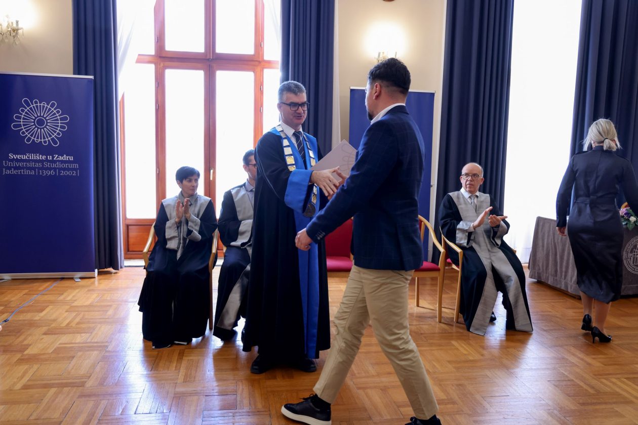 Rektor Sveučilišta u Zadru prof. dr. sc. Josip Faričić dodijelio je nagrade najboljim studentima, sportašima te akademskim i administrativnim djelatnicima. Rektor Sveučilišta u Zadru prof. dr. sc. Josip Faričić dodijelio je nagrade najboljim studentima, sportašima te akademskim i administrativnim djelatnicima.