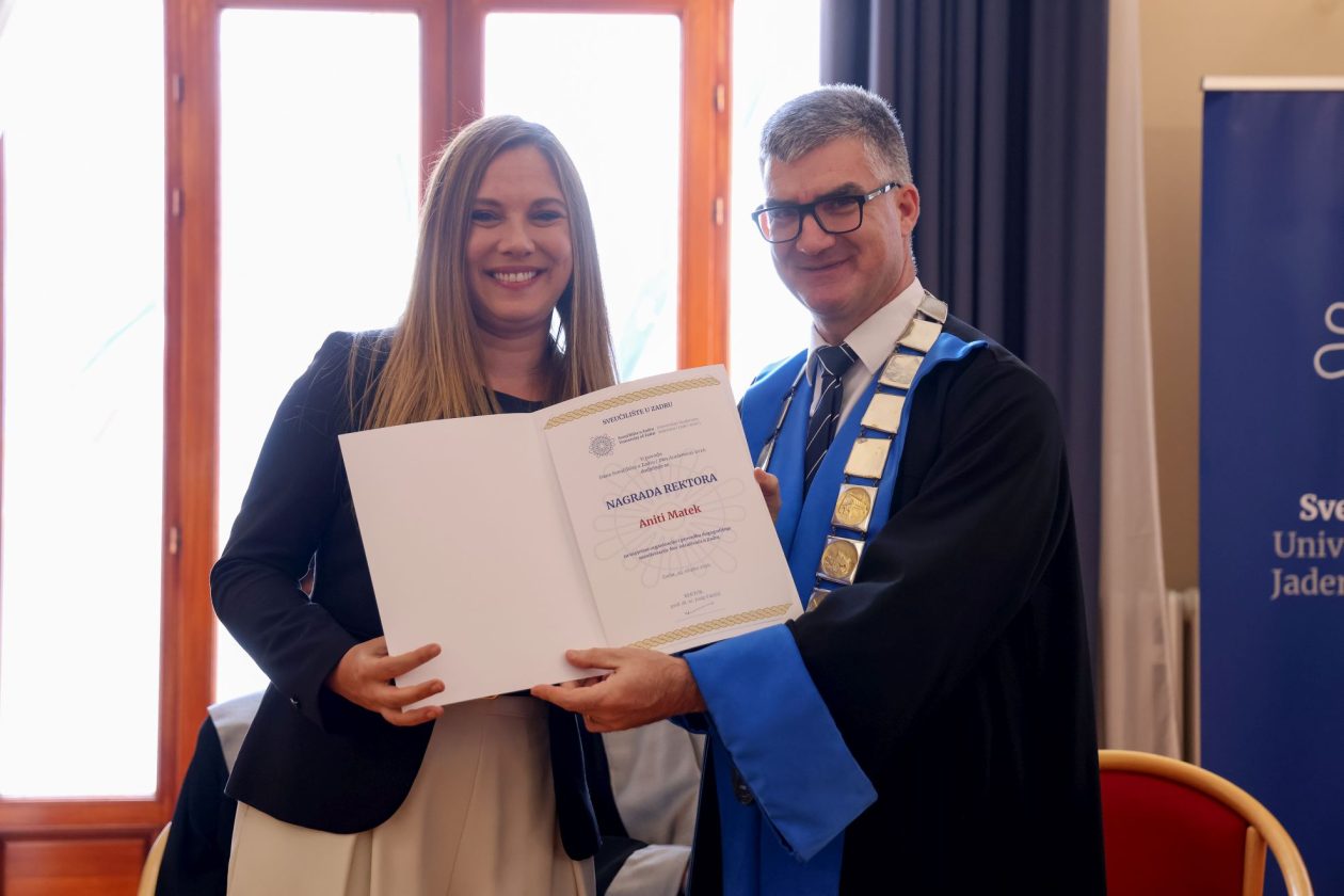 Rektor Sveučilišta u Zadru prof. dr. sc. Josip Faričić dodijelio je nagrade najboljim studentima, sportašima te akademskim i administrativnim djelatnicima. Rektor Sveučilišta u Zadru prof. dr. sc. Josip Faričić dodijelio je nagrade najboljim studentima, sportašima te akademskim i administrativnim djelatnicima.