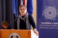 Rektor Sveučilišta u Zadru prof. dr. sc. Josip Faričić dodijelio je nagrade najboljim studentima, sportašima te akademskim i administrativnim djelatnicima. Rektor Sveučilišta u Zadru prof. dr. sc. Josip Faričić dodijelio je nagrade najboljim studentima, sportašima te akademskim i administrativnim djelatnicima.