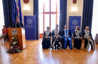 Rektor Sveučilišta u Zadru prof. dr. sc. Josip Faričić dodijelio je nagrade najboljim studentima, sportašima te akademskim i administrativnim djelatnicima. Rektor Sveučilišta u Zadru prof. dr. sc. Josip Faričić dodijelio je nagrade najboljim studentima, sportašima te akademskim i administrativnim djelatnicima.