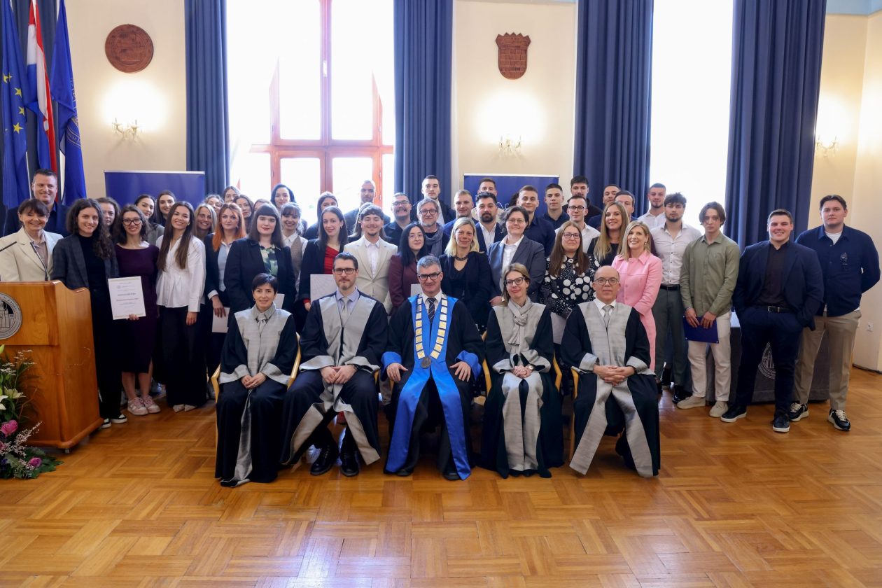 Rektor Sveučilišta u Zadru prof. dr. sc. Josip Faričić dodijelio je nagrade najboljim studentima, sportašima te akademskim i administrativnim djelatnicima. Rektor Sveučilišta u Zadru prof. dr. sc. Josip Faričić dodijelio je nagrade najboljim studentima, sportašima te akademskim i administrativnim djelatnicima.
