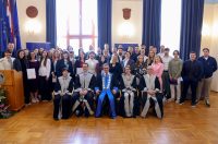 Rektor Sveučilišta u Zadru prof. dr. sc. Josip Faričić dodijelio je nagrade najboljim studentima, sportašima te akademskim i administrativnim djelatnicima. Rektor Sveučilišta u Zadru prof. dr. sc. Josip Faričić dodijelio je nagrade najboljim studentima, sportašima te akademskim i administrativnim djelatnicima.