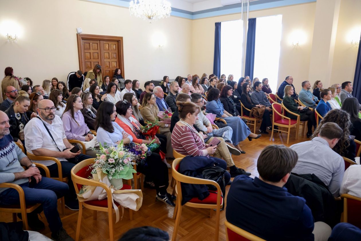 Rektor Sveučilišta u Zadru prof. dr. sc. Josip Faričić dodijelio je nagrade najboljim studentima, sportašima te akademskim i administrativnim djelatnicima. Rektor Sveučilišta u Zadru prof. dr. sc. Josip Faričić dodijelio je nagrade najboljim studentima, sportašima te akademskim i administrativnim djelatnicima.