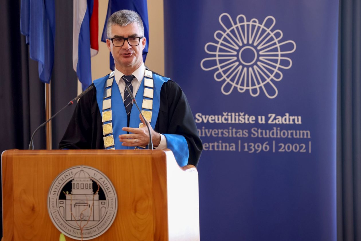 Rektor Sveučilišta u Zadru prof. dr. sc. Josip Faričić dodijelio je nagrade najboljim studentima, sportašima te akademskim i administrativnim djelatnicima. Rektor Sveučilišta u Zadru prof. dr. sc. Josip Faričić dodijelio je nagrade najboljim studentima, sportašima te akademskim i administrativnim djelatnicima.