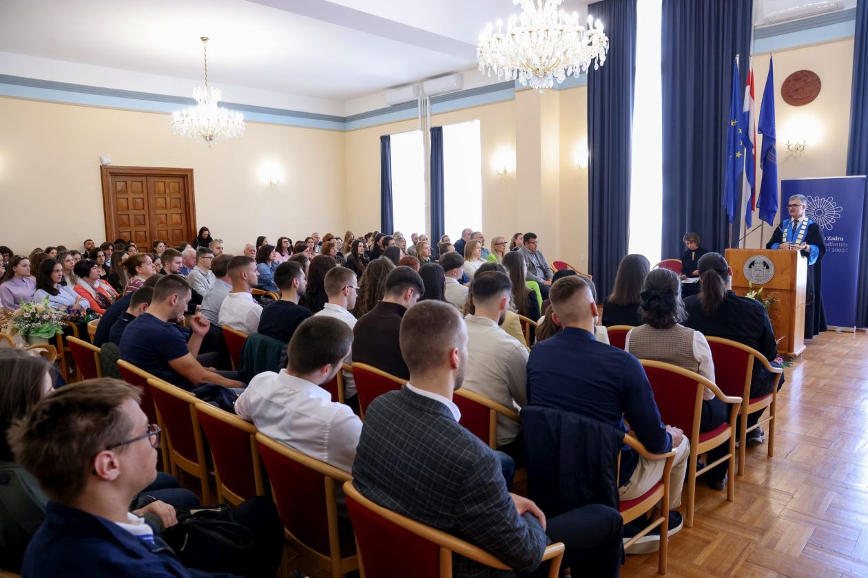 Rektor Sveučilišta u Zadru prof. dr. sc. Josip Faričić dodijelio je nagrade najboljim studentima, sportašima te akademskim i administrativnim djelatnicima. Rektor Sveučilišta u Zadru prof. dr. sc. Josip Faričić dodijelio je nagrade najboljim studentima, sportašima te akademskim i administrativnim djelatnicima.