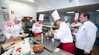 Zadar, 230712.
Hrvatski tim kuhara priprema se punom parom za kuharsku Olimpijadu koja ce se uskoro odrzati u njemackom Erfurtu. Upravo stoga je u restoranu Magnolija u Falkensteiner hotelu Adriana, u Resortu Borik u Zadru odrzan trening hrvatske seniorsk Zadar, 230712.
Hrvatski tim kuhara priprema se punom parom za kuharsku Olimpijadu koja ce se uskoro odrzati u njemackom Erfurtu. Upravo stoga je u restoranu Magnolija u Falkensteiner hotelu Adriana, u Resortu Borik u Zadru odrzan trening hrvatske seniorsk