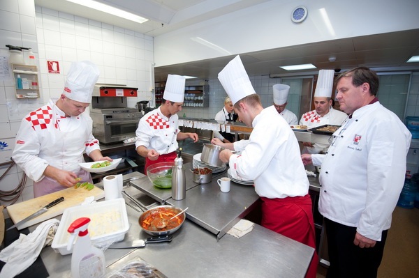 Zadar, 230712.
Hrvatski tim kuhara priprema se punom parom za kuharsku Olimpijadu koja ce se uskoro odrzati u njemackom Erfurtu. Upravo stoga je u restoranu Magnolija u Falkensteiner hotelu Adriana, u Resortu Borik u Zadru odrzan trening hrvatske seniorsk Zadar, 230712.
Hrvatski tim kuhara priprema se punom parom za kuharsku Olimpijadu koja ce se uskoro odrzati u njemackom Erfurtu. Upravo stoga je u restoranu Magnolija u Falkensteiner hotelu Adriana, u Resortu Borik u Zadru odrzan trening hrvatske seniorsk
