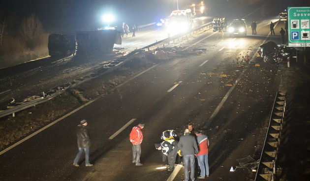 Zagreb, 281212.
Teska prometna nesreca dogodila se na autocesti A4 u smjeru Varazdina u kojoj je poginula jedna osoba. Nesreca se dogodila u 23.20 sati na A4 na 86. kilometru, izvijestila je policija. U nesreci su sudjelovali kamion, policijski presretac