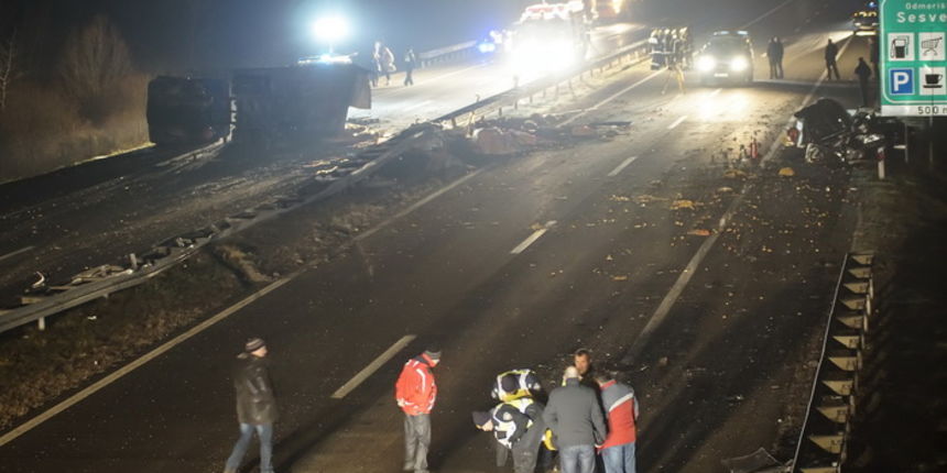 Zagreb, 281212.
Teska prometna nesreca dogodila se na autocesti A4 u smjeru Varazdina u kojoj je poginula jedna osoba. Nesreca se dogodila u 23.20 sati na A4 na 86. kilometru, izvijestila je policija. U nesreci su sudjelovali kamion, policijski presretac Zagreb, 281212.
Teska prometna nesreca dogodila se na autocesti A4 u smjeru Varazdina u kojoj je poginula jedna osoba. Nesreca se dogodila u 23.20 sati na A4 na 86. kilometru, izvijestila je policija. U nesreci su sudjelovali kamion, policijski presretac