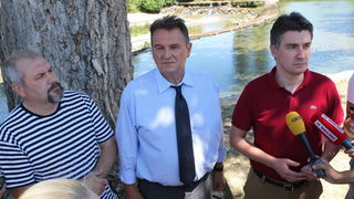 Zadar, 050811.
U Kastel Zegarskom na izletistu Mlinice na Zrmanji druzili su se clanovi aktivisti izborne jedinice sa celnicima Kastavske skupine – Zoranom Milanovicem, Radimirom Cacicem i Silvanom Hreljom.
Na slici: Hrelja, Milanovic i Cacic
Foto: Vladim Zadar, 050811.
U Kastel Zegarskom na izletistu Mlinice na Zrmanji druzili su se clanovi aktivisti izborne jedinice sa celnicima Kastavske skupine – Zoranom Milanovicem, Radimirom Cacicem i Silvanom Hreljom.
Na slici: Hrelja, Milanovic i Cacic
Foto: Vladim