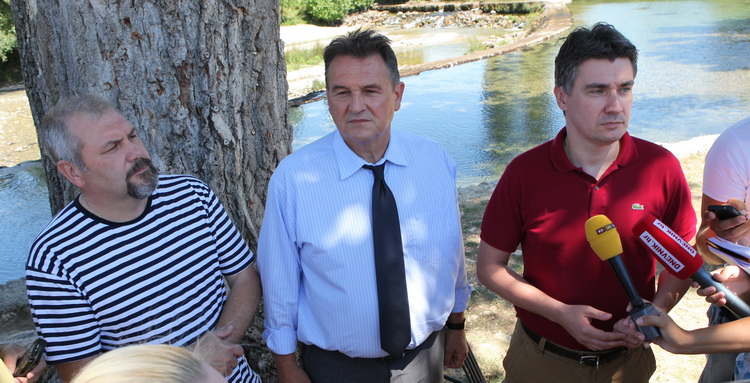 Zadar, 050811.
U Kastel Zegarskom na izletistu Mlinice na Zrmanji druzili su se clanovi aktivisti izborne jedinice sa celnicima Kastavske skupine – Zoranom Milanovicem, Radimirom Cacicem i Silvanom Hreljom.
Na slici: Hrelja, Milanovic i Cacic
Foto: Vladim Zadar, 050811.
U Kastel Zegarskom na izletistu Mlinice na Zrmanji druzili su se clanovi aktivisti izborne jedinice sa celnicima Kastavske skupine – Zoranom Milanovicem, Radimirom Cacicem i Silvanom Hreljom.
Na slici: Hrelja, Milanovic i Cacic
Foto: Vladim