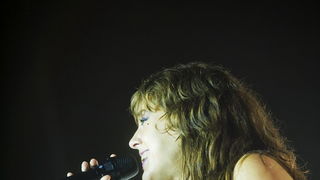 Zagreb, 030612.
Francuska pjevacica Zaz, pravog imena Isabelle Geffroy, kojoj je planetarnu slavu donio singl Je veux, odrzala je veceras koncert pred prepunom dvoranom Doma sportova.
Foto: Neja Markicevic / CROPIX