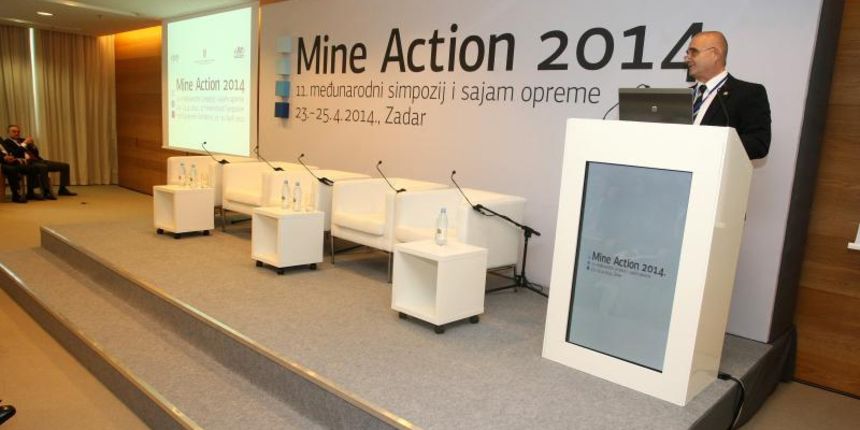 U hotelu Iadera Falkensteiner svecano je otvoreno 11. izdanje medjunarodnog simpozija i sajma opreme Mine Action 2014. Na skupu kojeg organiziraju vladin Ured za razminiranje, HCR i Centar za testiranje, razvoj i obuku, sudjeluje 200-njak sudionika iz 32