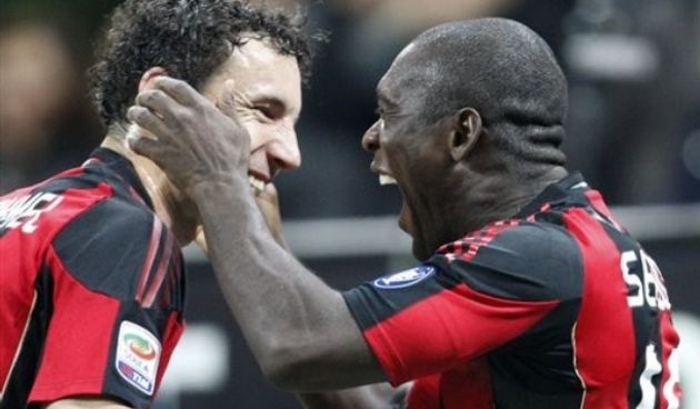 Van Bommel i Seedorf, Foto: AP Photo