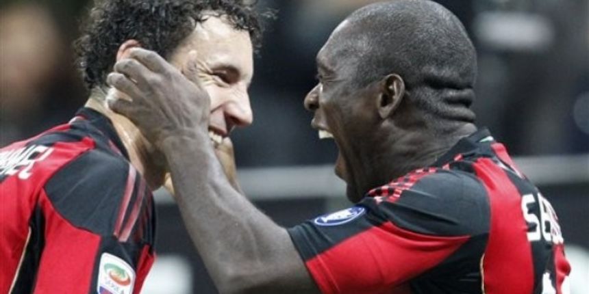 Van Bommel i Seedorf, Foto: AP Photo