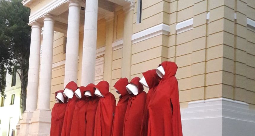 Sluškinje ustaju, pobačaj Sluškinje ustaju, pobačaj