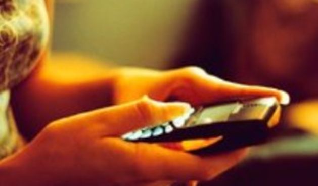 SMS, poruke, mobitel, zena (Metro-portal.hr)