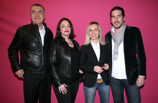 Zagreb, 031209.
Premijera spota za hit singl “Zedjam” Zlatana Stipisica Gibannija u Hrvatskom drzavnom arhivu. Na promociji je Gibonni potpisao ugovor s T Mobilom.
Na slici: Ivica Mudrinic, Maja Weber i Dusko Modrinic.
Foto: Sandra Simunovic / CROPIX Zagreb, 031209.
Premijera spota za hit singl “Zedjam” Zlatana Stipisica Gibannija u Hrvatskom drzavnom arhivu. Na promociji je Gibonni potpisao ugovor s T Mobilom.
Na slici: Ivica Mudrinic, Maja Weber i Dusko Modrinic.
Foto: Sandra Simunovic / CROPIX